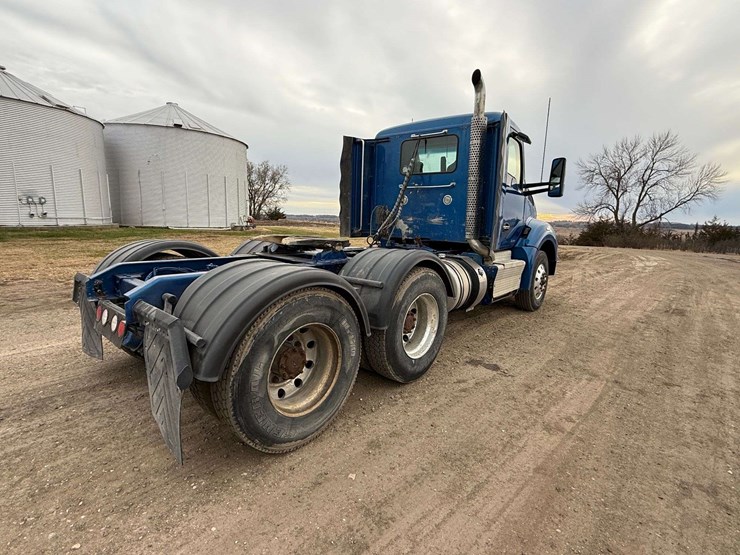 2016-kenworth-t880-image-10