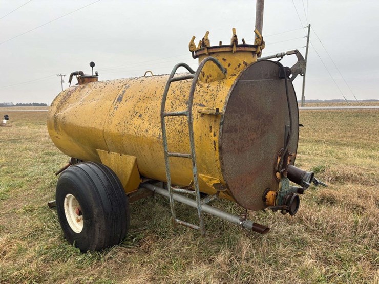 liquid-manure-vacuum-tank,-19l-16.1-tires,-540-,-(1/2-pto-missing),-(2)-hyd-injector-shanks,-approx-image-8