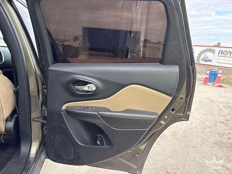 2015-jeep-cherokee-image-23