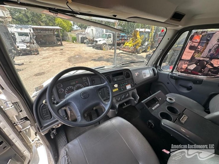 2013-freightliner-m2-106-image-11