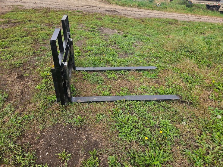 m&j-oldenburg-manufacturing-skidloader-mount-4'x4'-pallet-forks-image-3