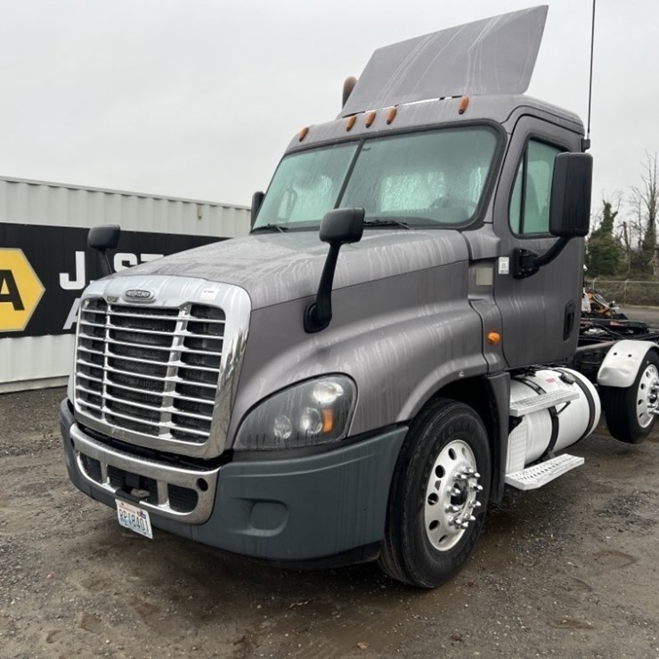 2017 Freightliner Cascadia Tri-Axle Truck Tractor