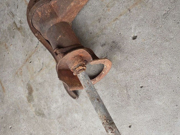 antique-water-pump-image-2