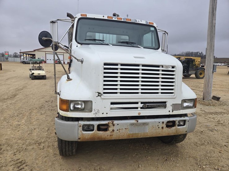 2000-international-8100-image-2