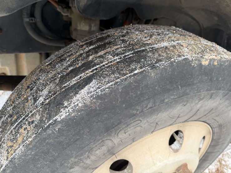 2006-freightliner-columbia-grain-truck,-549,000-miles,-8-year-old-box,-eaton-speed-shift-10-speed-tr-image-14