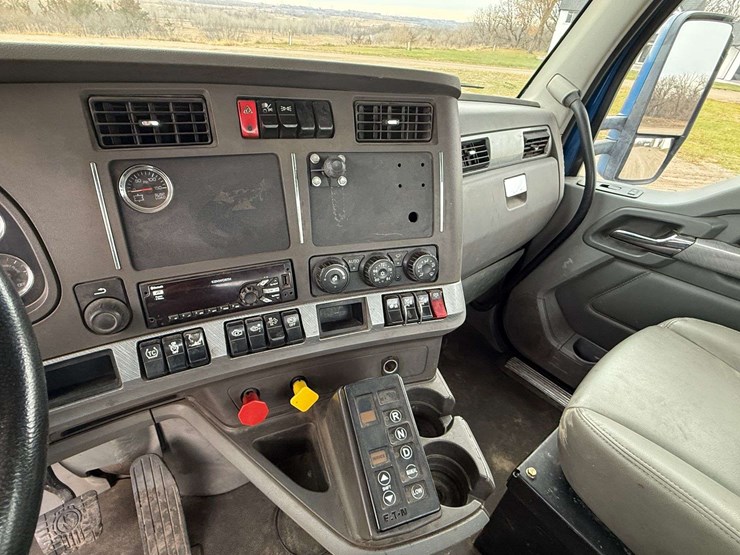 2016-kenworth-t880-image-27