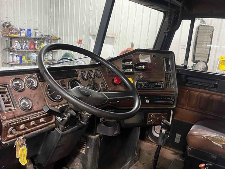 1997-freightliner-fld112-image-9