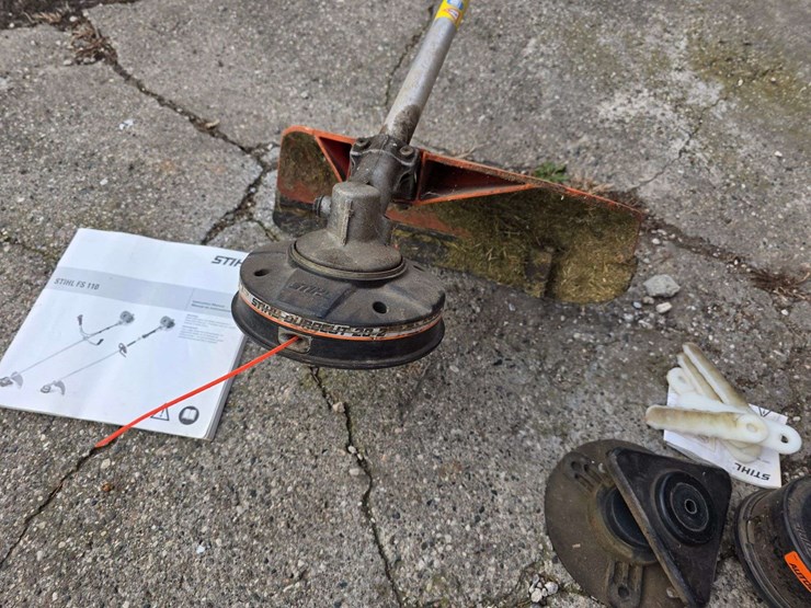 stihl-fs110-weed-eater-with-extra-parts,-used-this-summer,-works-as-it-should-image-7
