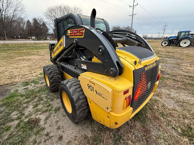 new-holland-l225-image-11