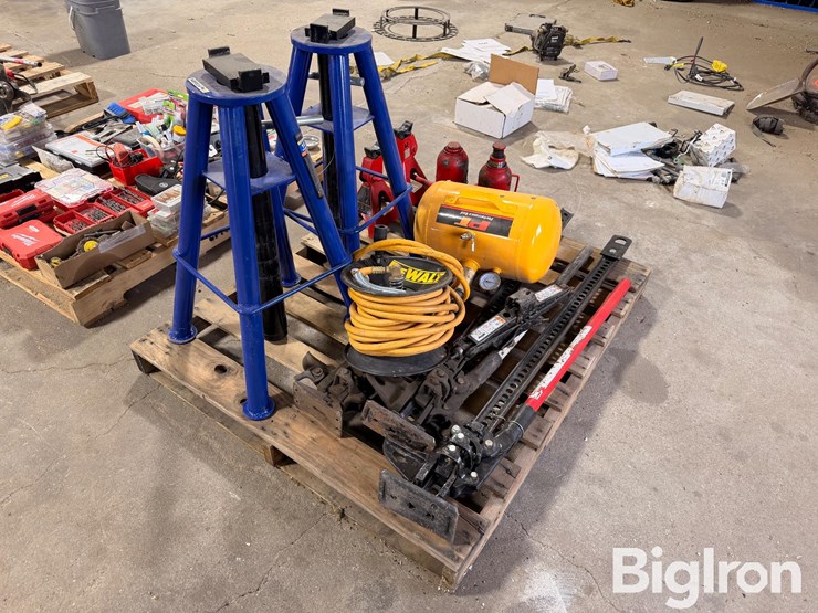 various-jacks-&-air-bubble-w/-hose-image-1