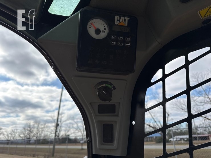 2017-caterpillar-239d-image-22