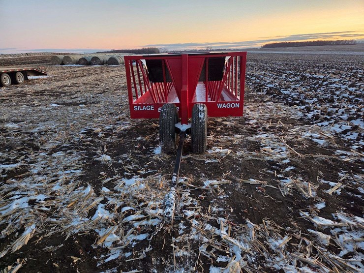 ia-84r-24'-silage-feeder-wagon-tricycle-front-16"-tires-new.-this-item-is-located-in-south-dakota,-t-image-2