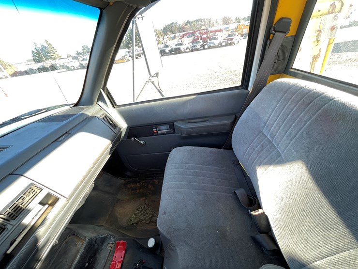 #1141-•-1995-gmc-topkick-bucket-truck-(has-mn-title)-image-33
