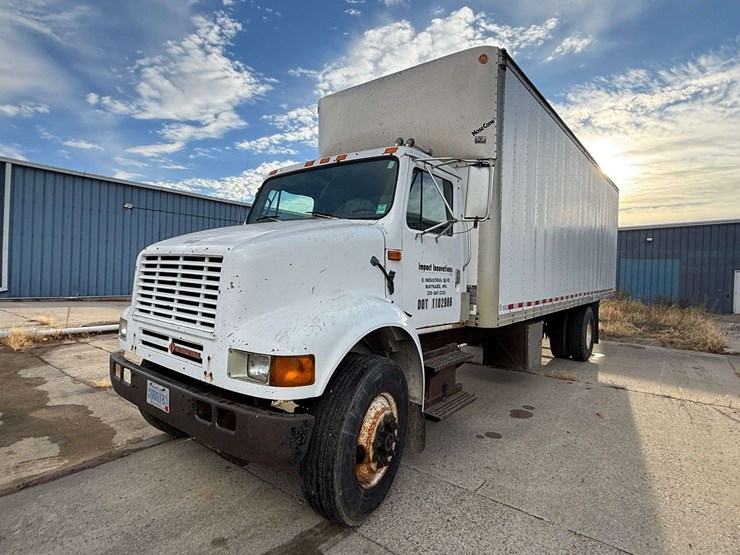 1992-international-805-box-truck,-shows-54,622-miles,-9-speed-transmission,-11r22.5-tires,-26.5’-box-image-2