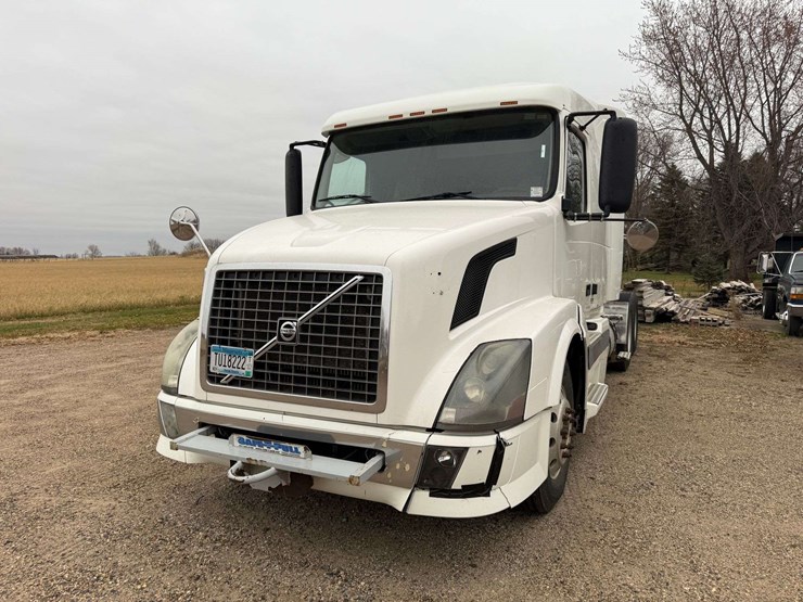2005-volvo-sleeper-semi,-cummins-isx-engine,-13-speed-eaton-transmission,-wet-kit,-aluminum-front-an-image-3