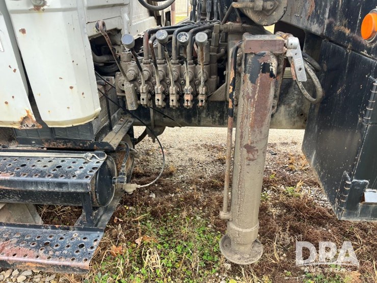 1999-freightliner-fl70-image-37