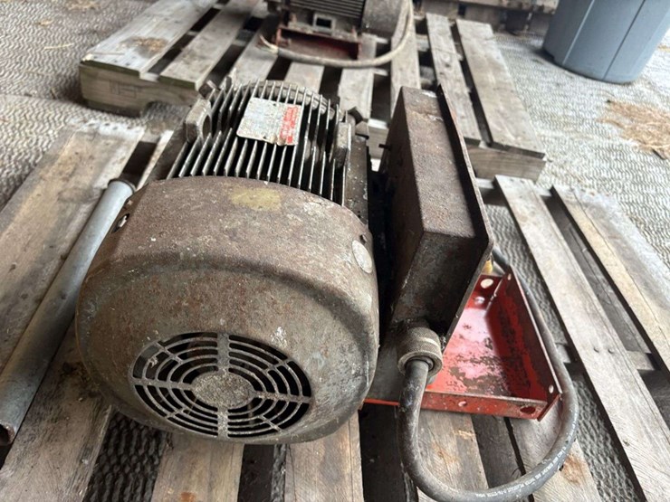 electric-motor,-7.5hp,-1ph,-220v,-(no-plug),-30a-110v-plug-image-3