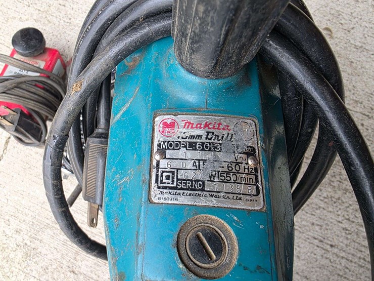 makita-½”-drill,-model-6013,-forward-and-reverse,-12v-light-and-magnetic-heater-image-4