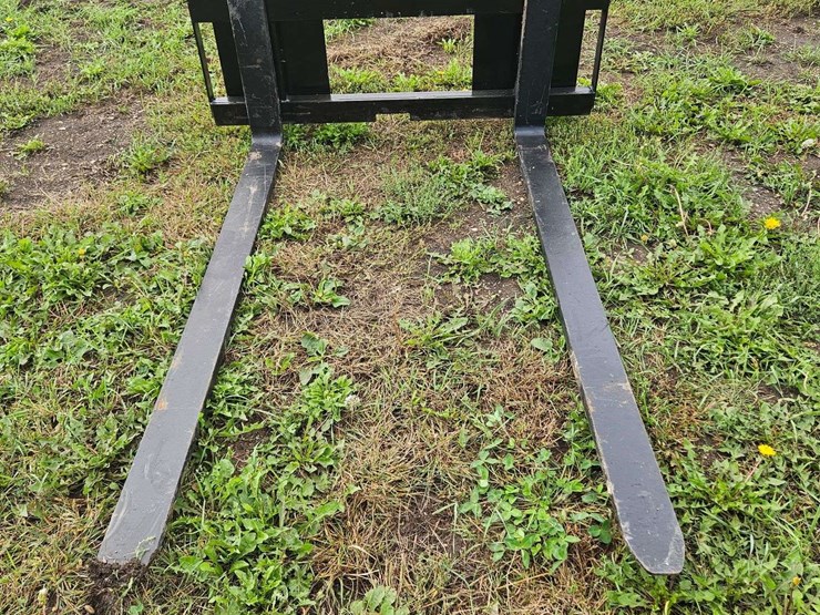 m&j-oldenburg-manufacturing-skidloader-mount-4'x4'-pallet-forks-image-1