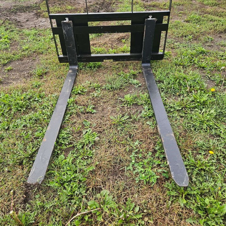 M&J Oldenburg Manufacturing Skidloader Mount 4'x4' Pallet forks