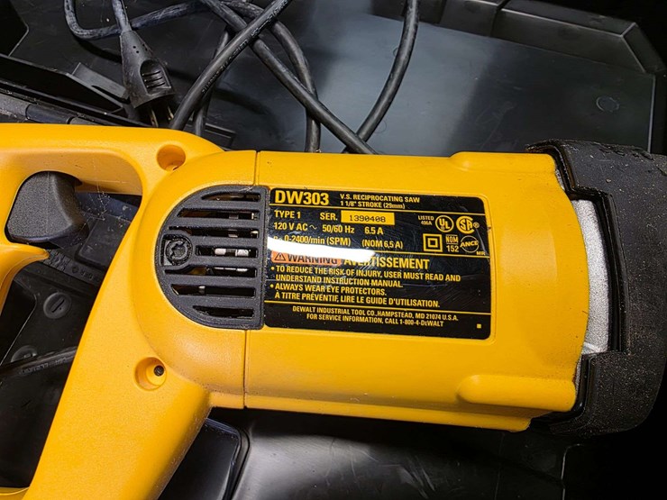 dewalt-reciprocating-saw,-used-very-little,-model-dw303,-1-1/8”-stroke,-with-extra-blades-image-5