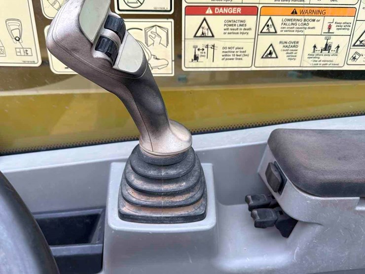 caterpillar-tl1055d-image-11