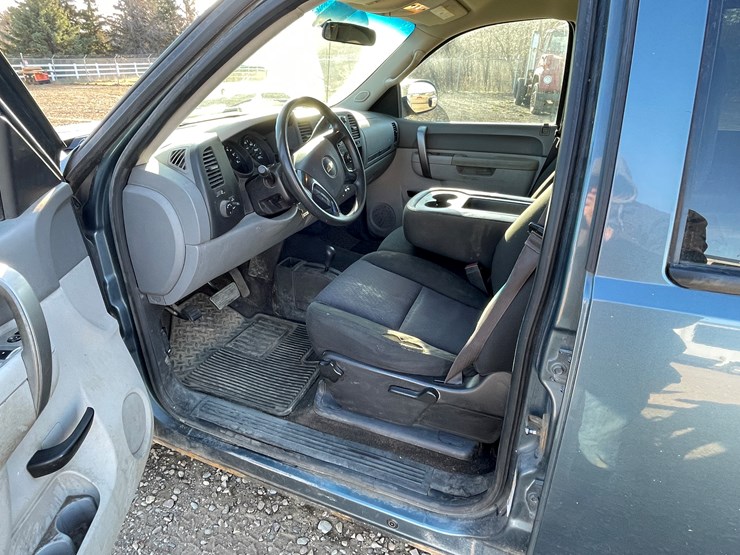 #1127-•-2013-chevrolet-silverado-pickup-truck-(has-mn-title)-image-28