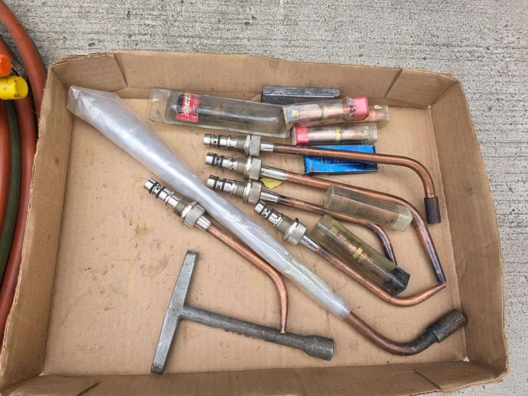 acetylene-smith-brand-torch,-hoses-and-misc,-freshly-rebuilt-regulator-and-misc-tips-image-4