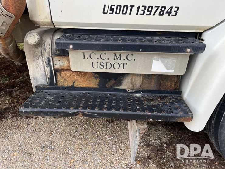 1999-freightliner-fl70-image-23