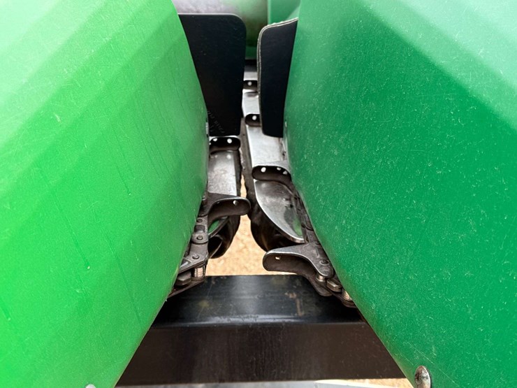 2024-john-deere-12-image-11