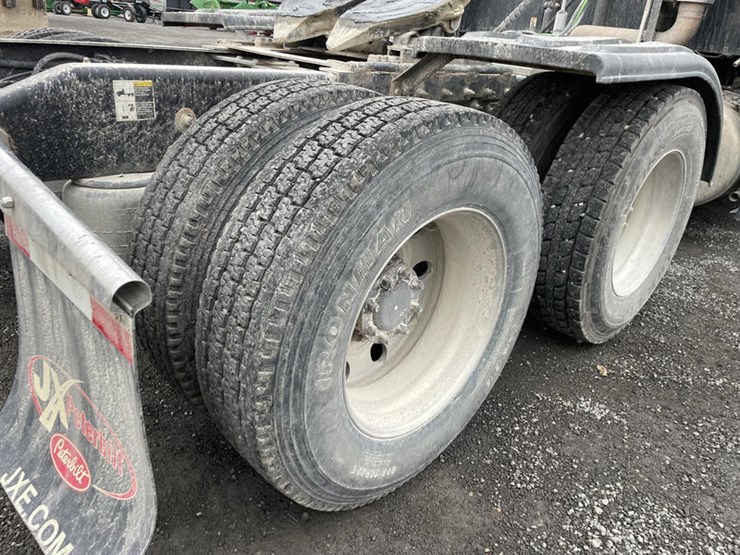 peterbilt-386-image-19