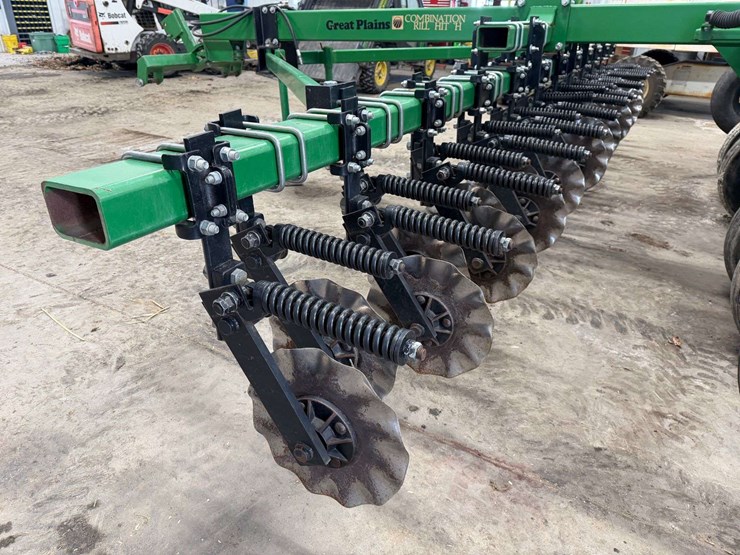 great-plains-20’-grain-drill,-10”-spacing,-3pt-converted-into-a-pull-type,-has-markers,-front-coulte-image-11