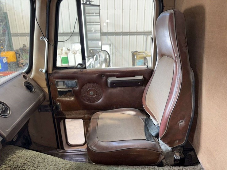 1983-international-co9670-cabover-semi-tractor,-xl-series,-400-cummins,-13-speed,-11r24.5-rears-on-s-image-38