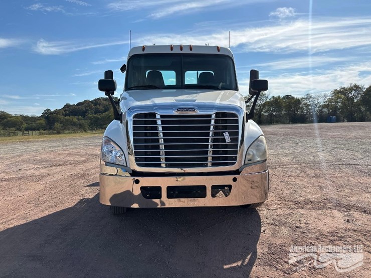 2016-freightliner-cascadia-125-image-2