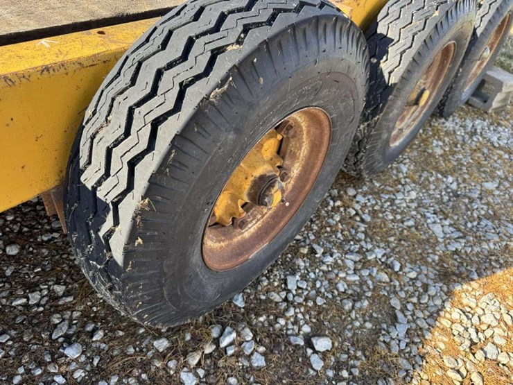 tri-axle-equipment-trailer-image-7