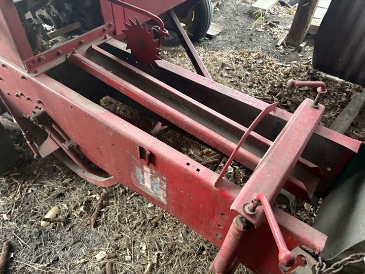 ih-47-square-baler,-540-pto,-twine,-stored-inside-image-9