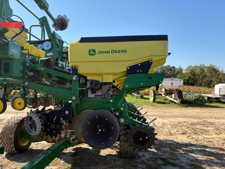 2023-john-deere-1745-image-12