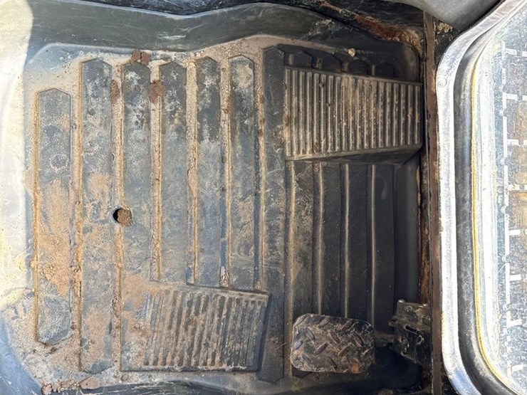 2022-caterpillar-299d3-image-30