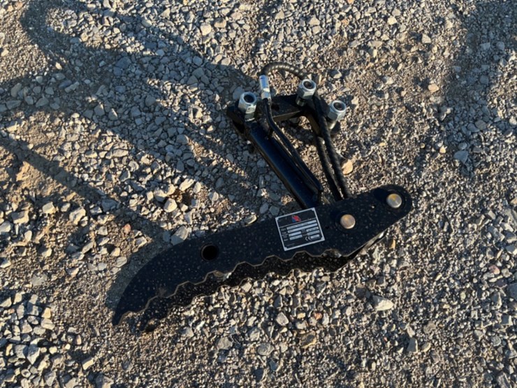 hydraulic-thumb-clamp-for-mini-excavator-image-1