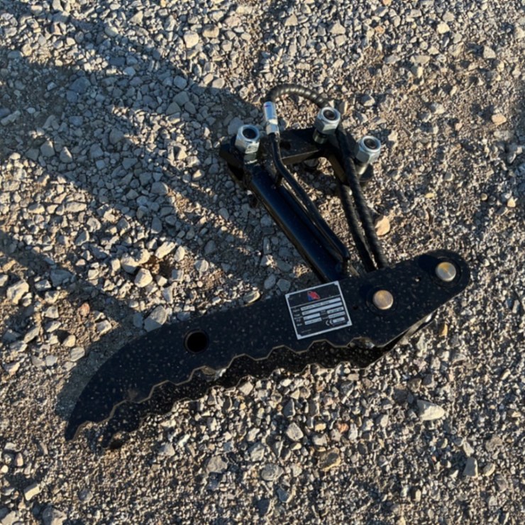 HYDRAULIC THUMB CLAMP FOR MINI EXCAVATOR