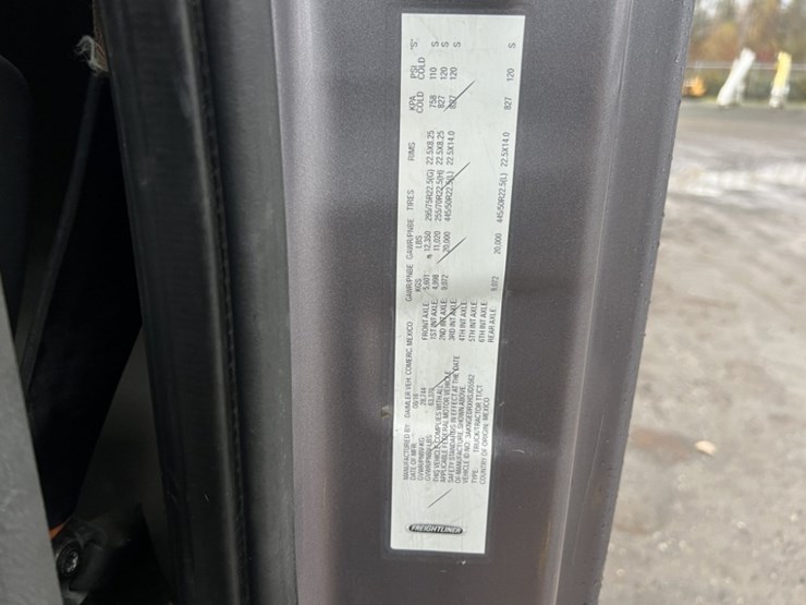 2017-freightliner-cascadia-tri-axle-truck-tractor-image-10