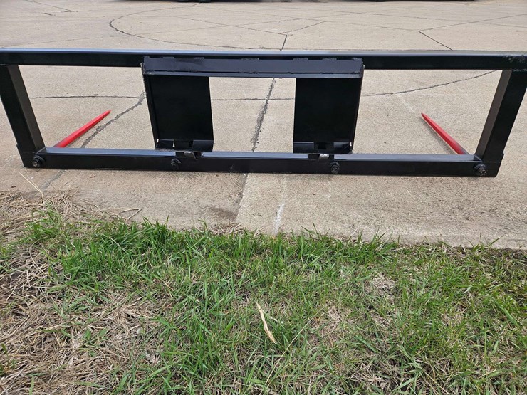 m&j-oldenburg-manufacturing-skidloader-double-bale-spear-image-2