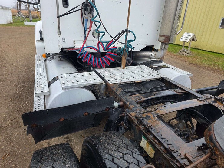 2007-freightliner-cl120-day-cab-semi,-978,000-miles,-detroit-series-60-–-14l-engine,-515hp,-10-speed-image-44