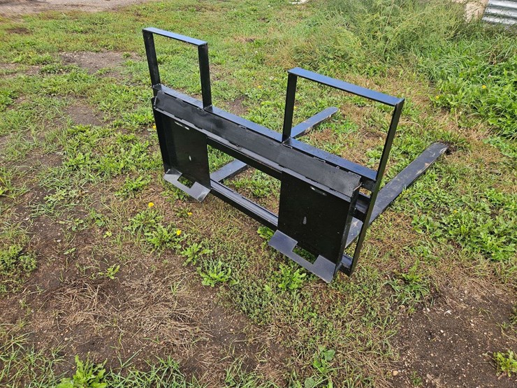 m&j-oldenburg-manufacturing-skidloader-mount-4'x4'-pallet-forks-image-5
