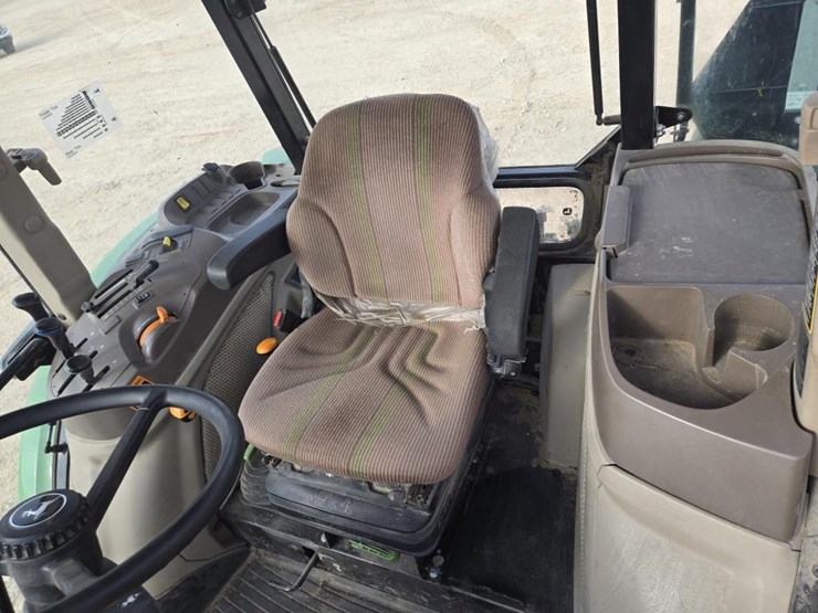 john-deere-6135e-image-21