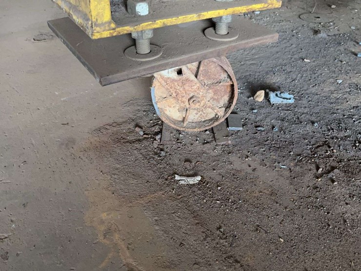 large-steel-welding-table-on-castors-image-4