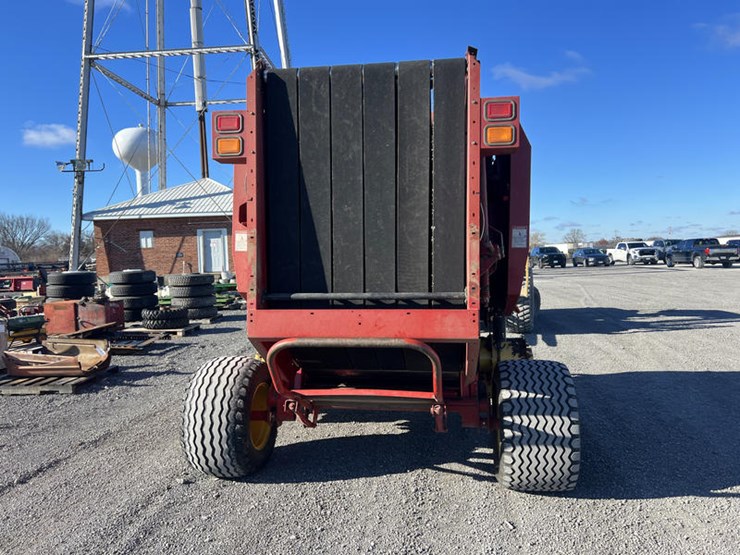 new-holland-br740-image-5