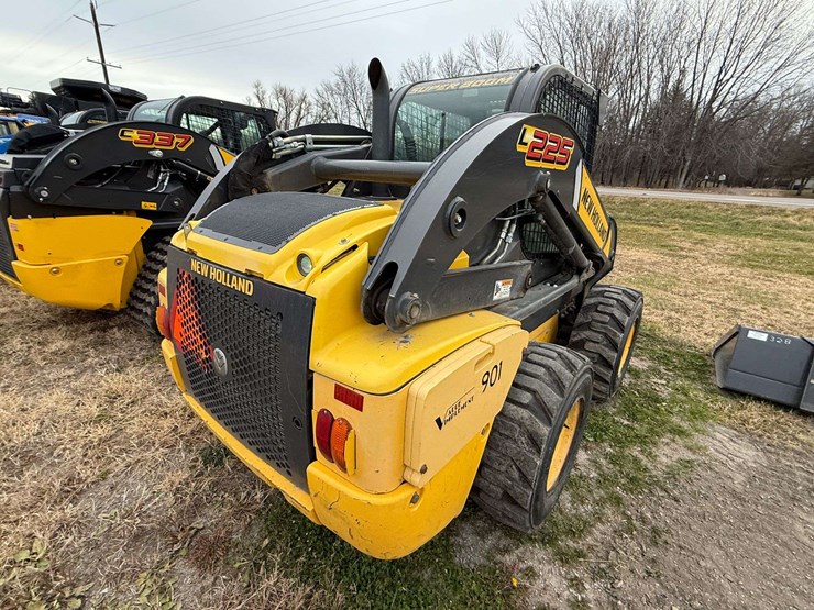 new-holland-l225-image-8