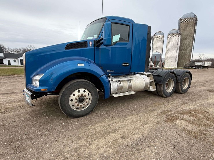 2016-kenworth-t880-image-17