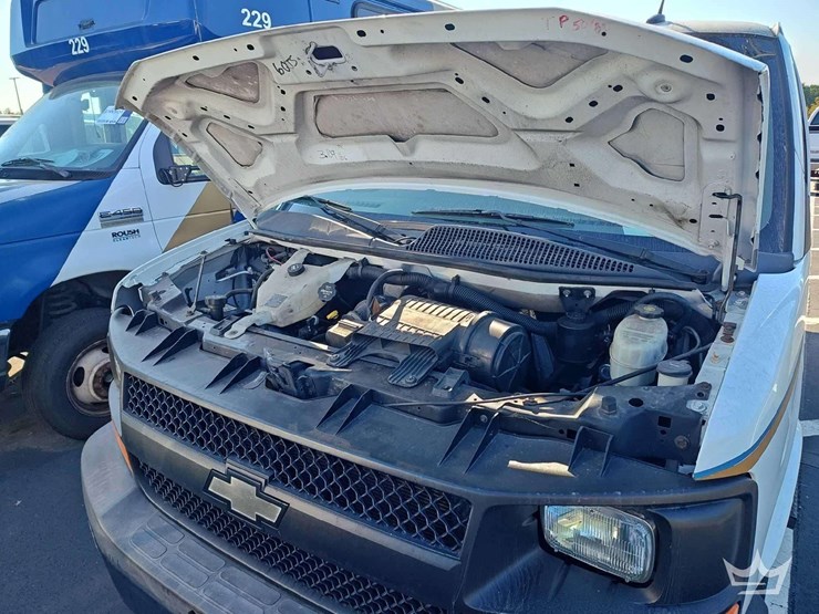 2015-chevrolet-express-2500-image-10